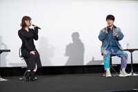 左から内山夕実、杉田智和。