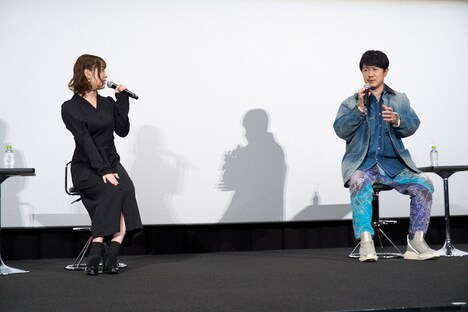 左から内山夕実、杉田智和。