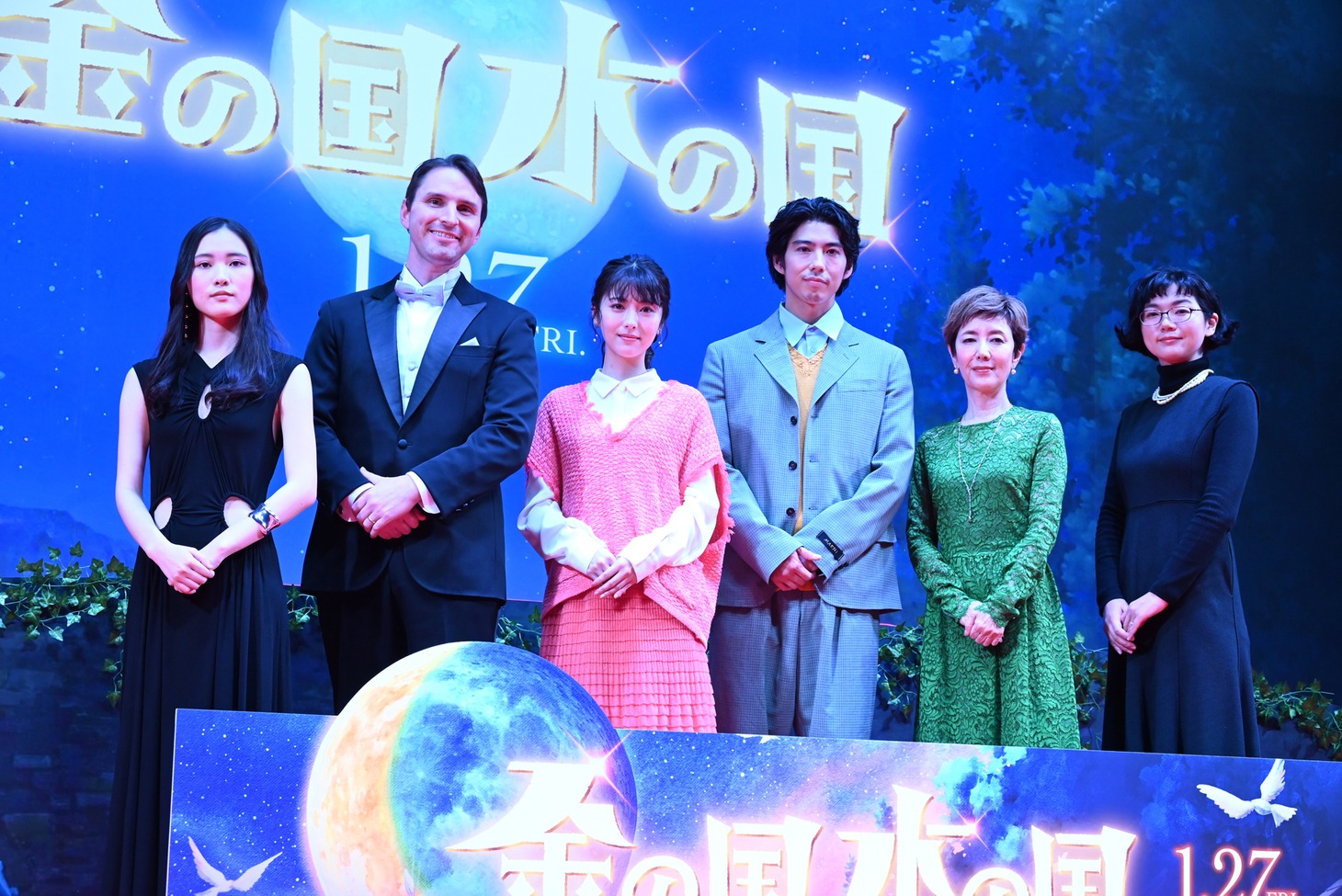 左から琴音、Evan Call、浜辺美波、賀来賢人、戸田恵子、渡邉こと乃監督。