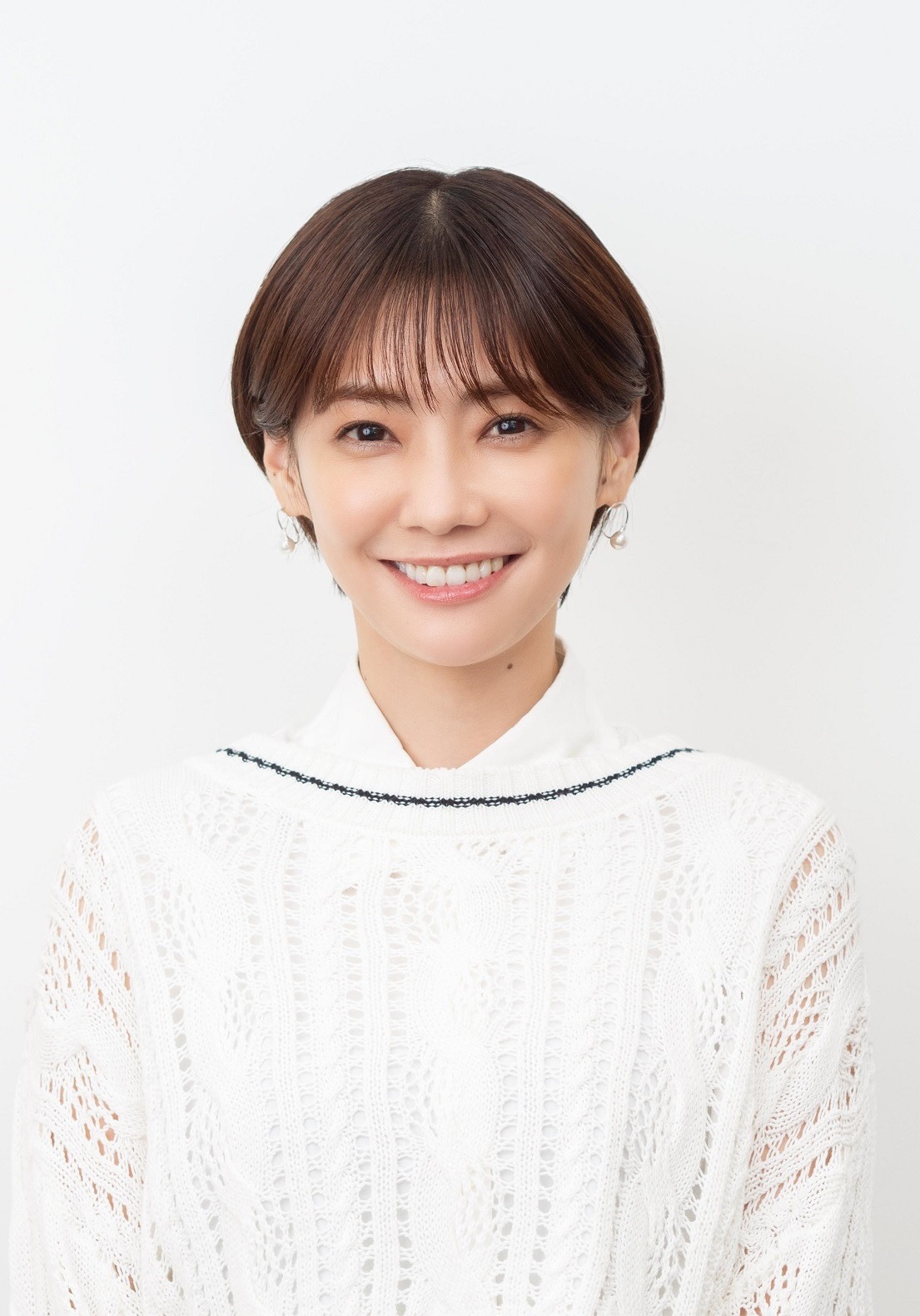 大河内麻紀役の倉科カナ。(c)「隣の男はよく食べる」製作委員会