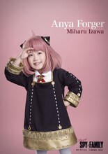 井澤美遥扮するアーニャ。製作：東宝 (c)遠藤達哉／集英社