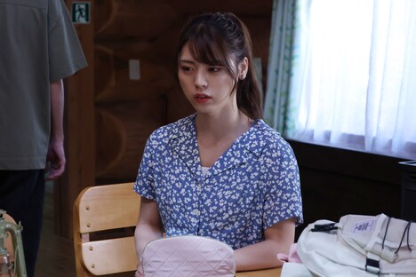 井手上漠演じる嘉神まどか。 (c)丸木戸マキ/祥伝社 ABC