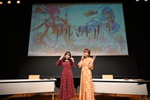 「アルマギア」1巻発売記念イベントの様子。左から麻倉もも、久保ユリカ。