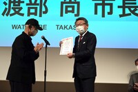 贈呈を受ける、東京都東村山市の渡部尚市長。