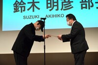 贈呈を受ける、埼玉県所沢市代表の鈴木明彦氏。