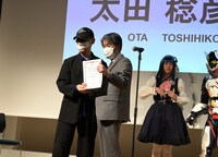 贈呈を受ける、愛知県豊田市の太田稔彦市長。