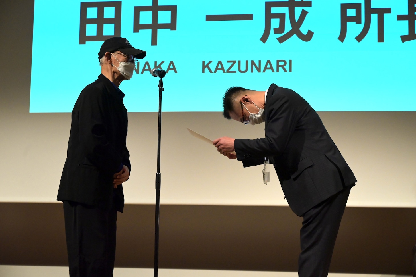 右は和歌山県和歌山市代表、和歌山市東京事務所の田中一成所長。
