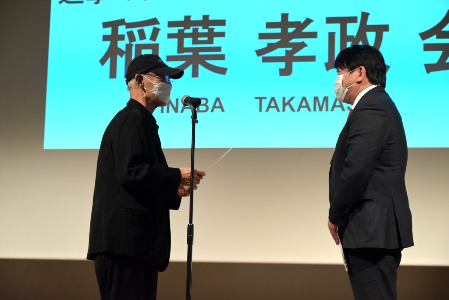 右は「進撃の巨人 in HITAミュージアム」代表、進撃の日田まちおこし協議会の稲葉孝政会長。