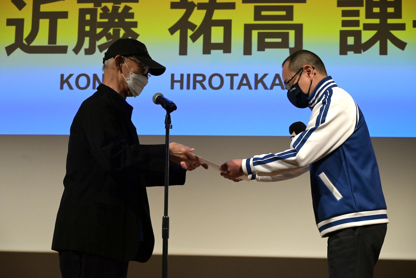 認定証の贈呈は富野由悠季会長が担当。右は贈呈を受ける宮城県岩沼市代表の近藤祐高氏。
