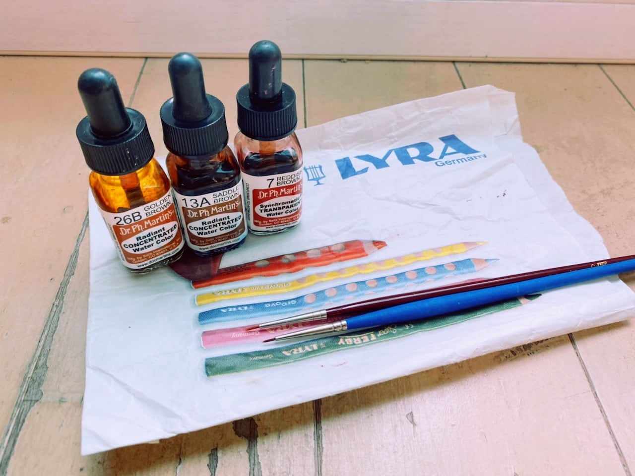 持田あきの“相棒”。ヨーロッパで買ってきた画材たちの写真。