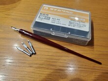 現在、有生青春が使用しているタチカワの丸ペン。“相棒”はすでに廃盤しているため、現在使用している画材の写真を送ってもらった。