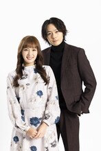 矢作穂香扮する人見まもると、犬飼貴丈扮する佐京柴織。