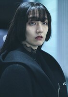 長井短扮する百合。