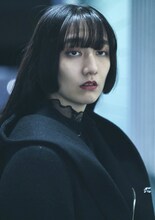 長井短扮する百合。