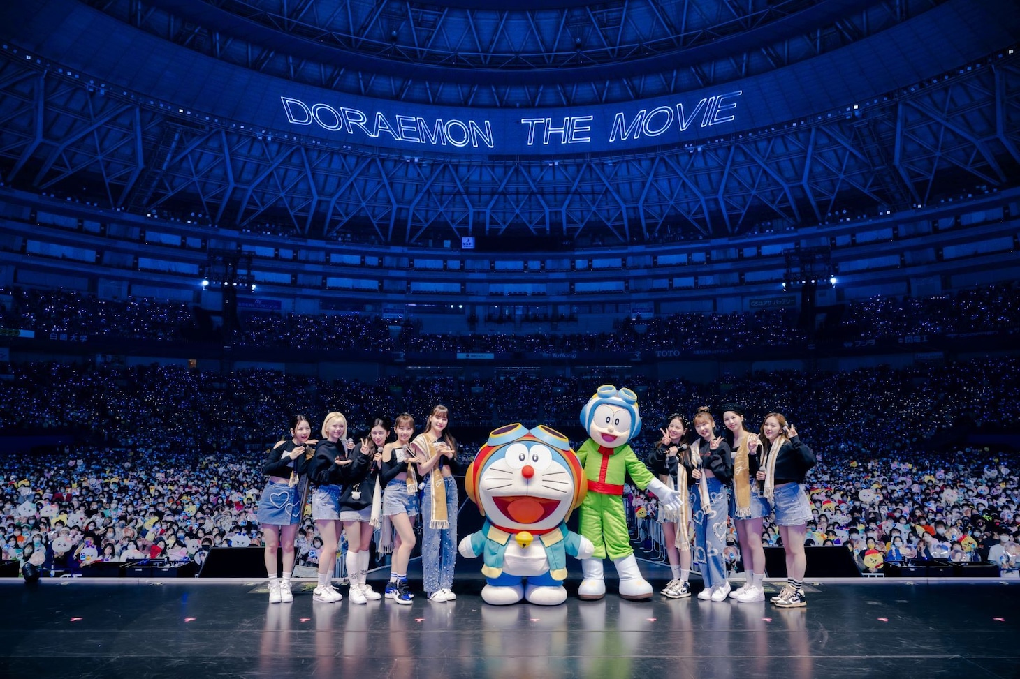 「NiziU Live with U 2022 “Burn it Up”」京セラドーム大阪公演の様子（写真撮影：田中聖太郎）。