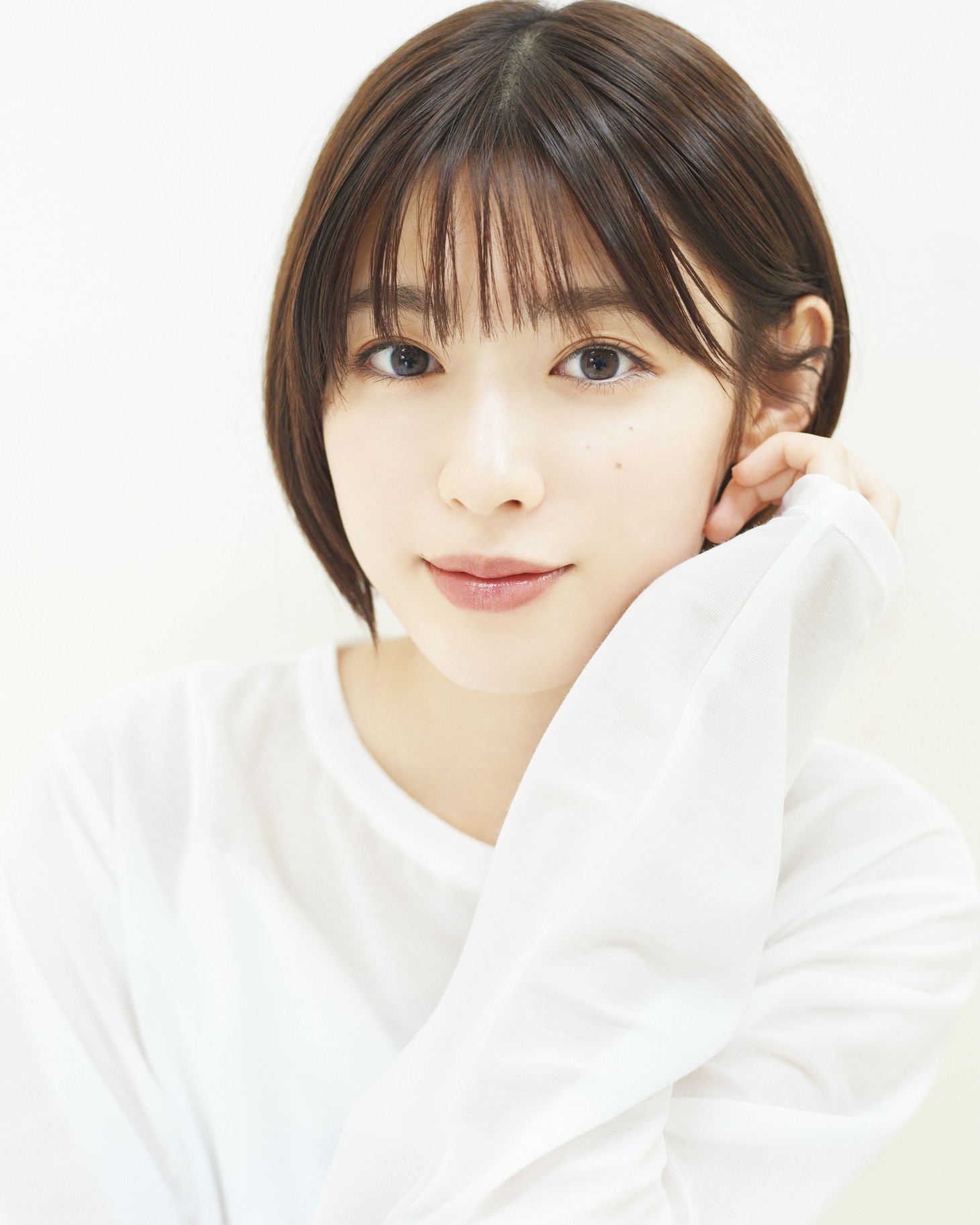 お信役の白石聖。