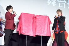 「今年の漢字」を発表する内田雄馬と古川慎。