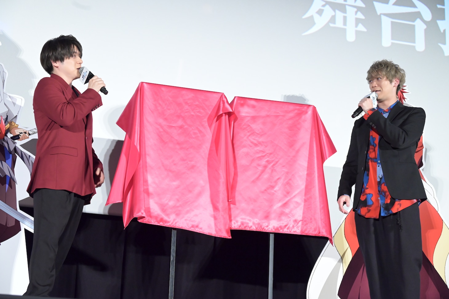 「今年の漢字」を発表する内田雄馬と古川慎。