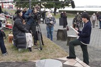 クランクイン日の撮影風景。 (c)テレビ東京