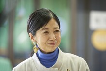 宮崎美子演じる内山田美津子。(c)谷口菜津子・新潮社／「今夜すきやきだよ」製作委員会の