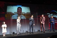 片山慎三監督の登場に喜ぶ登壇者たち。