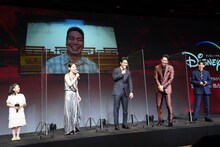 片山慎三監督の登場に喜ぶ登壇者たち。