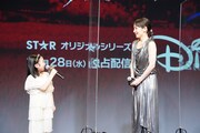 左から志水心音、吉岡里帆。
