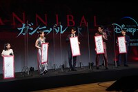 「『ガンニバル』を一言で表すと？」のお題に対して、各々の回答を書いたフリップを持つ登壇者たち。