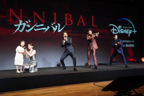 ハンディキャノンを構える登壇者たち。