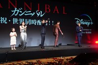 ハンディキャノンを放ち、決めポーズを取る登壇者たち。