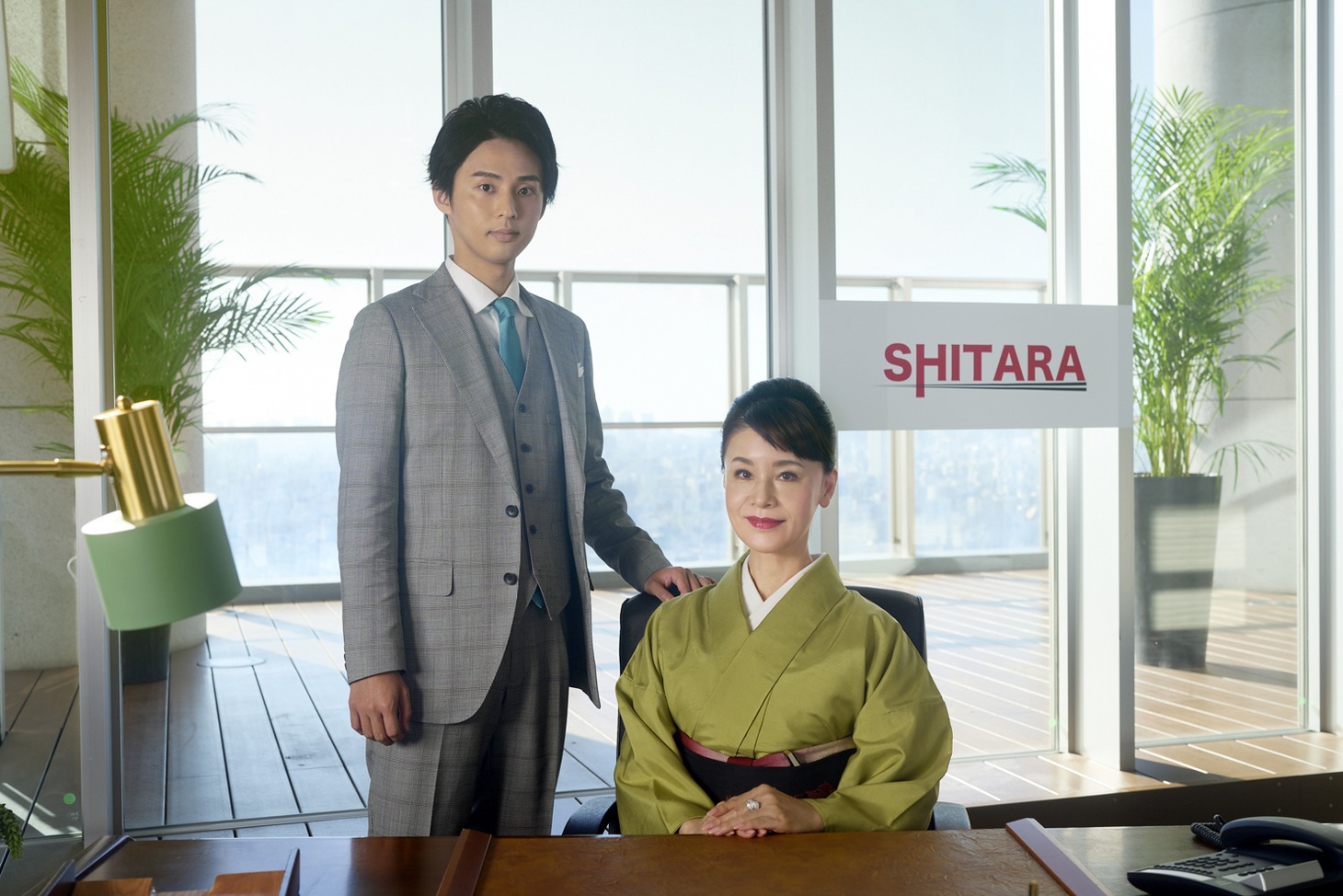 左から藤ヶ谷太輔扮する設楽紘一、大地真央扮する設楽しま子。