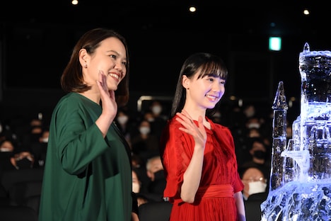 左から辻村深月、芦田愛菜。