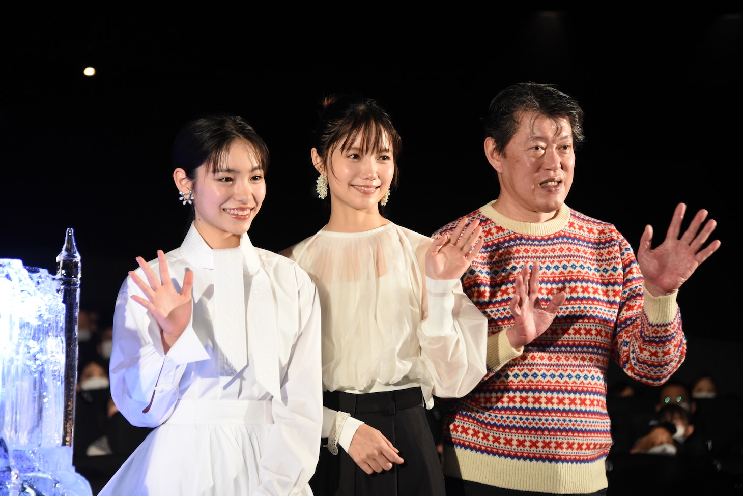 左か當真あみ、宮崎あおい、原恵一監督。