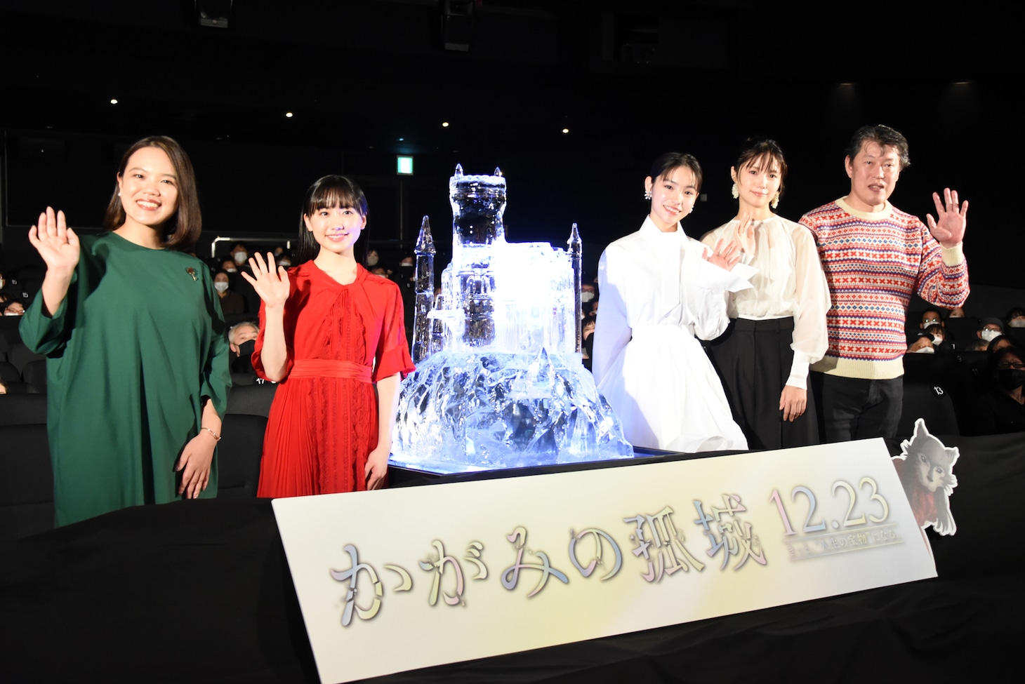 劇場アニメ「かがみの孤城」公開前夜祭舞台挨拶の様子。左から辻村深月、芦田愛菜、當真あみ、宮崎あおい、原恵一監督。