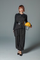 名塚佳織、全身。