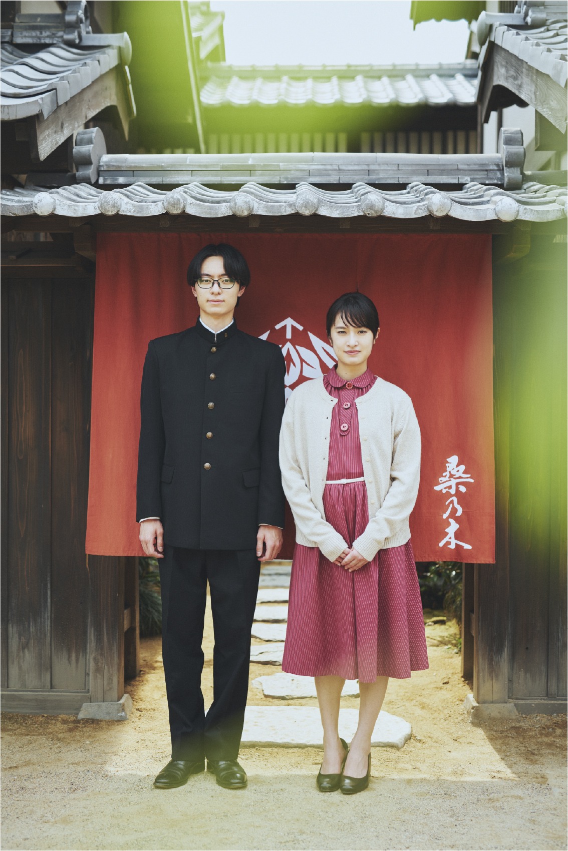 門脇麦扮する桑乃木いち日（右）と作間龍斗扮する山口周（左）のキャラクタービジュアル。