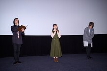 左から坂泰斗、石見舞菜香、八代拓。