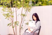 ゴマちゃんのぬいぐるみを抱く森下裕美。