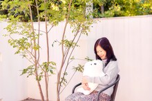 ゴマちゃんのぬいぐるみを抱く森下裕美。