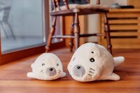 左からゴマちゃんハーフサイズ、ゴマちゃんフルサイズ。