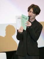 観客に見せようと、ステージに台本を持ってきた熊谷健太郎。