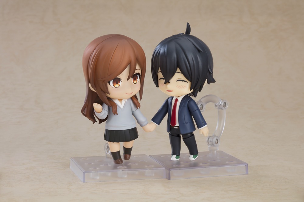 「ねんどろいど 堀京子」と別売りの「ねんどろいど 宮村伊澄」に専用の「手繋ぎパーツ」を使用した様子。