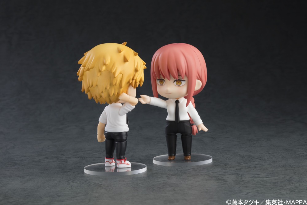 「ねんどろいど マキマ」と別売りの「ねんどろいど デンジ」を並べた様子。