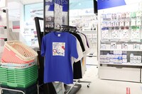 「新テニスの王子様×サンリオキャラクターズ -SERVICE PLAY！-」ポップアップコーナーの様子。