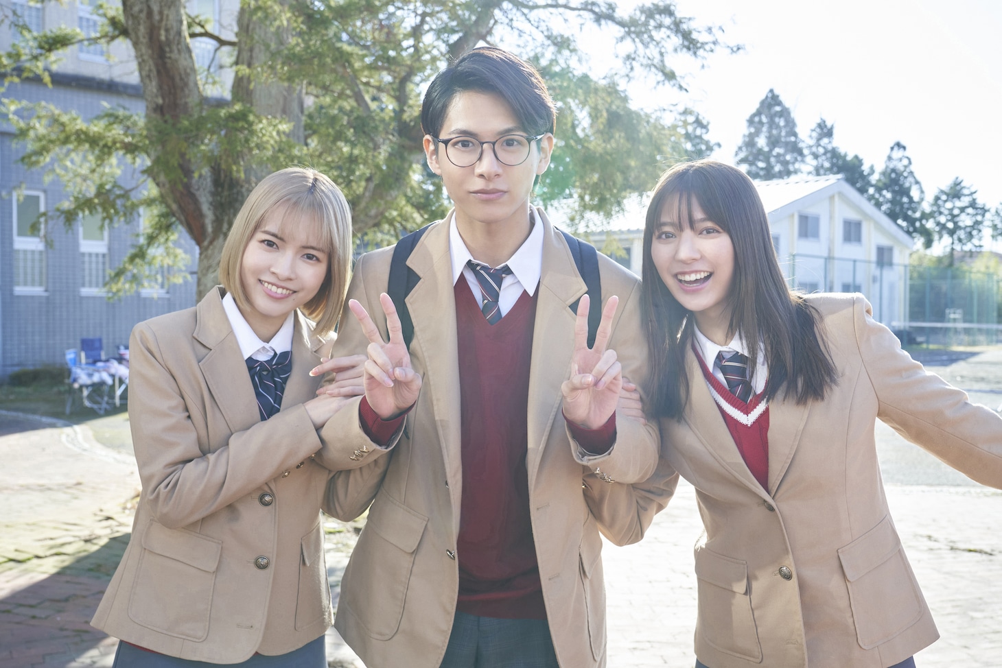 新條由芽、小宮璃央、川津明日香の制服ショット。