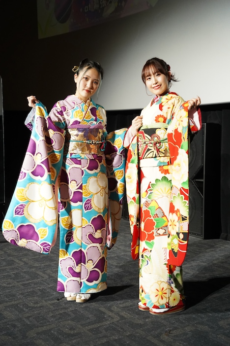 左からJUNNA、鈴木みのり。