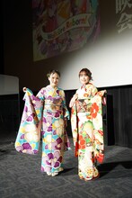 左からJUNNA、鈴木みのり。