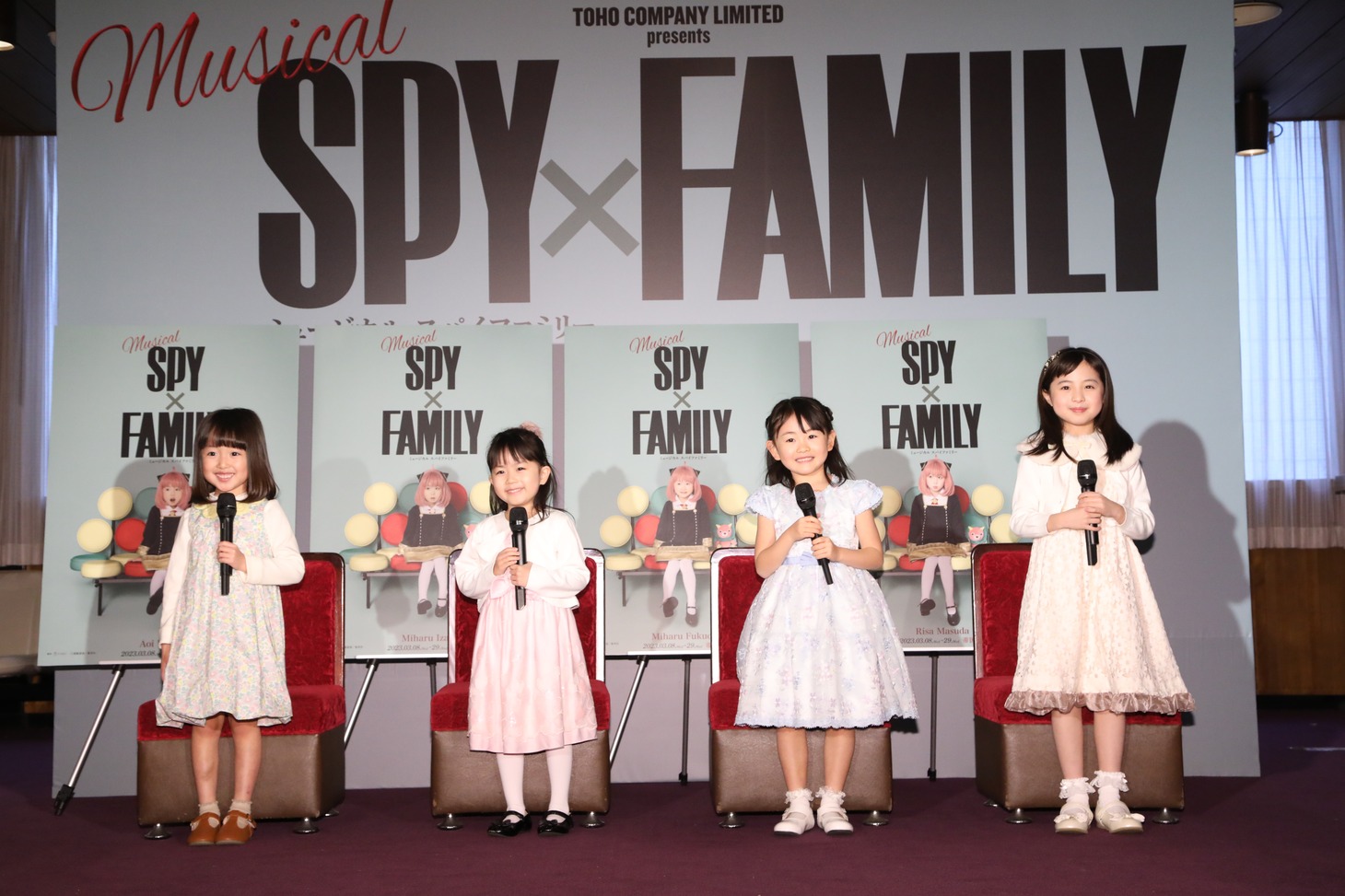 「アーニャ役お披露目ミニ会見」の様子。左から池村碧彩、井澤美遥、福地美晴、増田梨沙。