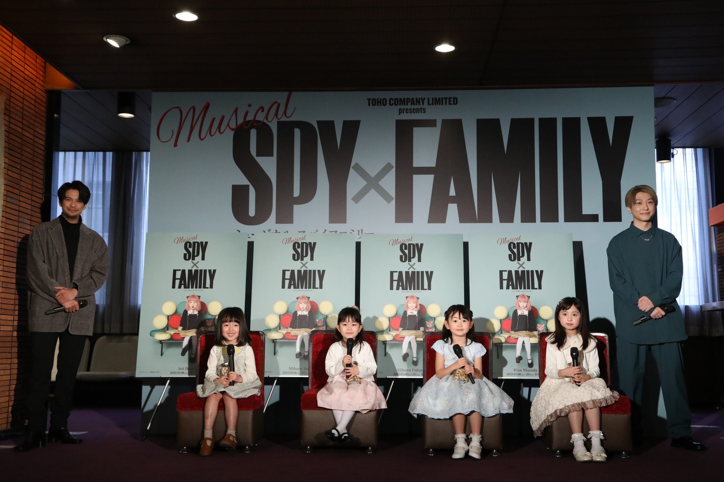 「アーニャ役お披露目ミニ会見」の様子。