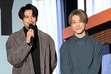 左から森崎ウィン、鈴木拡樹。